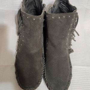 Minnetonka shoes Adult Women's Gray Fringe Side Zip Size 9